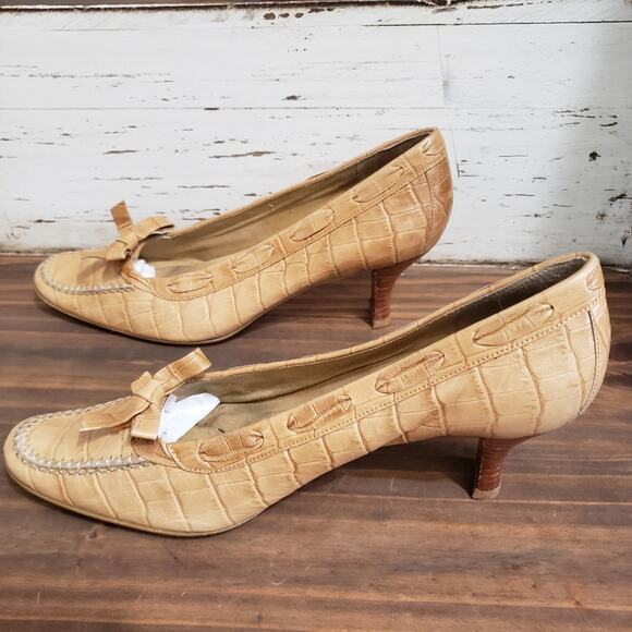 Stuart Weitzman Leather Alligator Nude Kitten Heel Bow Pumps 8 - Picture 11 of 12